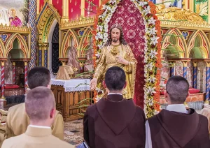 Heraldos ante la imagen del Sagrado Corazon de Jesus de la basilica de Nuestra Senora del Rosario Caieiras Brasil