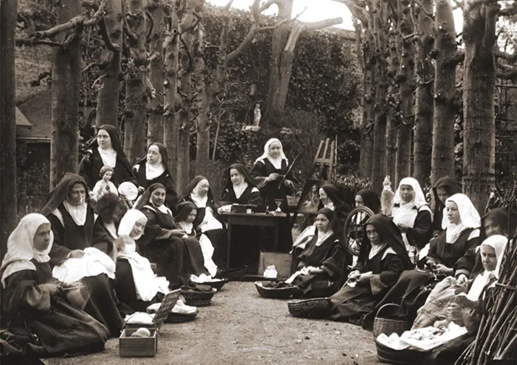 Carmelitas de Lisieux durante una recreacion en