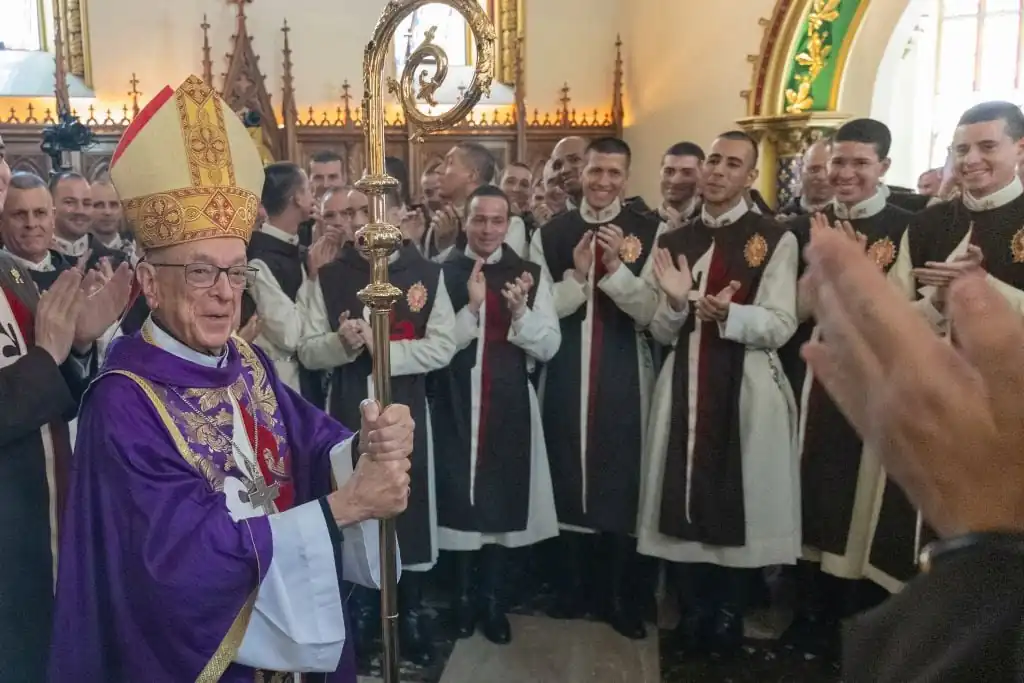 Cardenal Damasceno: “Tengo esperanza de que en un futuro próximo podremos conferir las Órdenes sagradas” a los Heraldos del Evangelio 7 Cardinal Damasceno in the Sacristy with the seminarians of the Heralds of the Gospel after the Holy Mass.