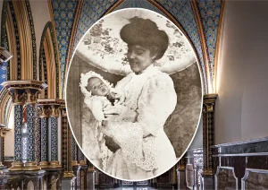 Dona Lucilia con su hijo Plinio de fondo uno de los ambientes de la Casa de Formacion Thabor Caieiras Brasil