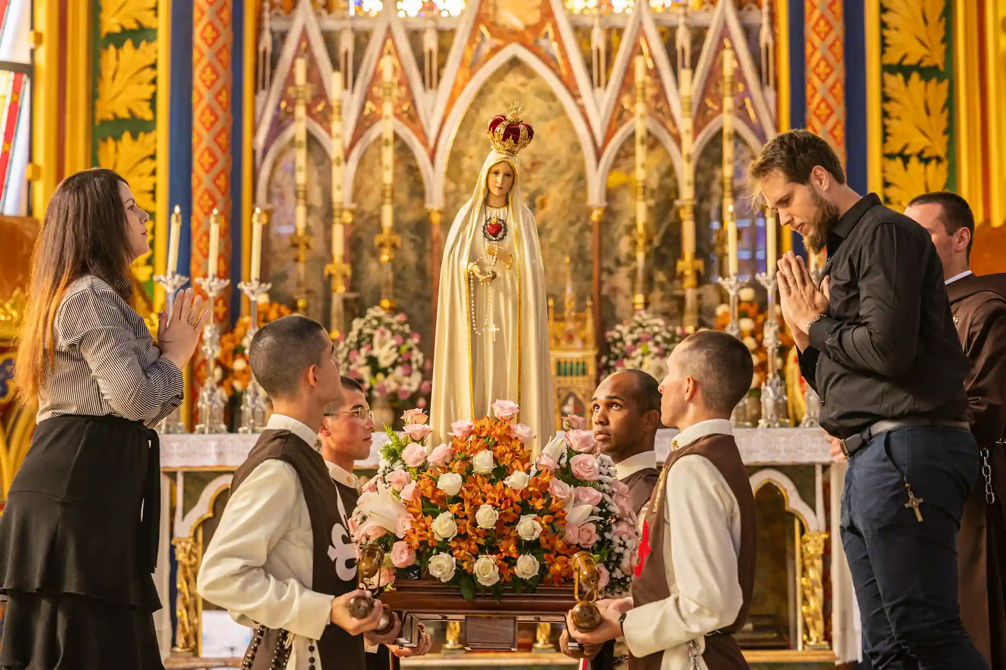 Crowning of the Pilgrim Statue of Fatima during a First Saturday Devotion with the Heralds of the Gospel