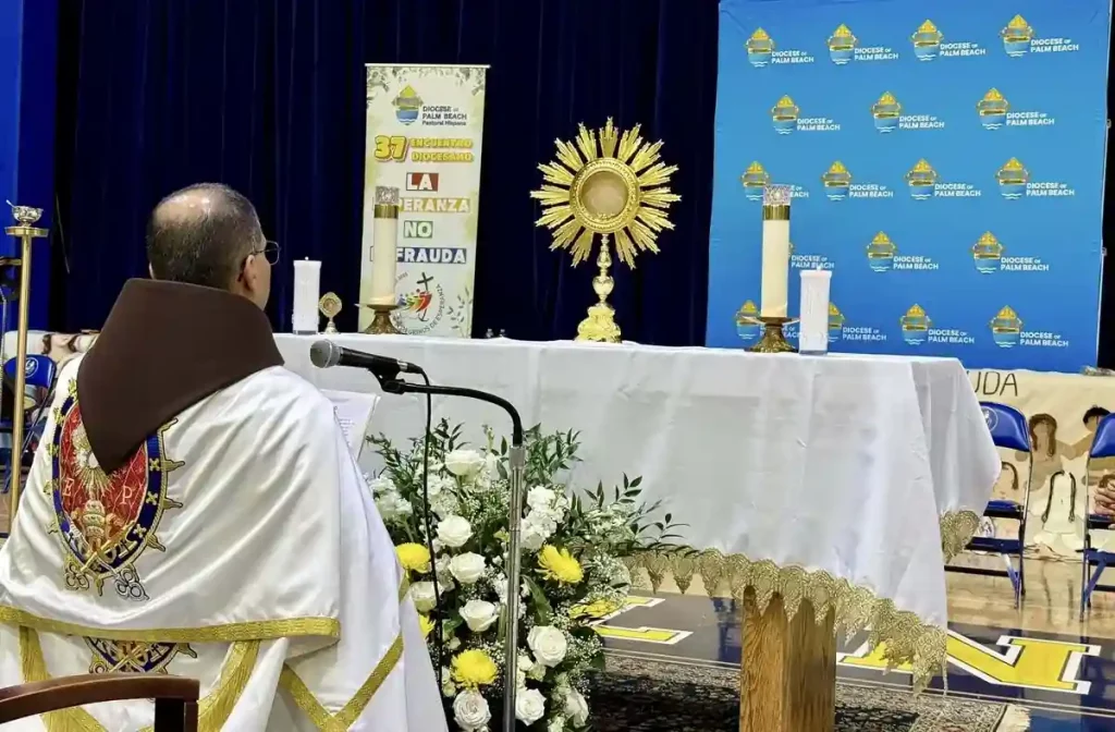 Adoración Eucarísticac con el Padre Joaquín de los Heraldos del Evangelio, durante el Encuentro Diocesano de Pastoral Hispana en la Diocese of Palm Beach