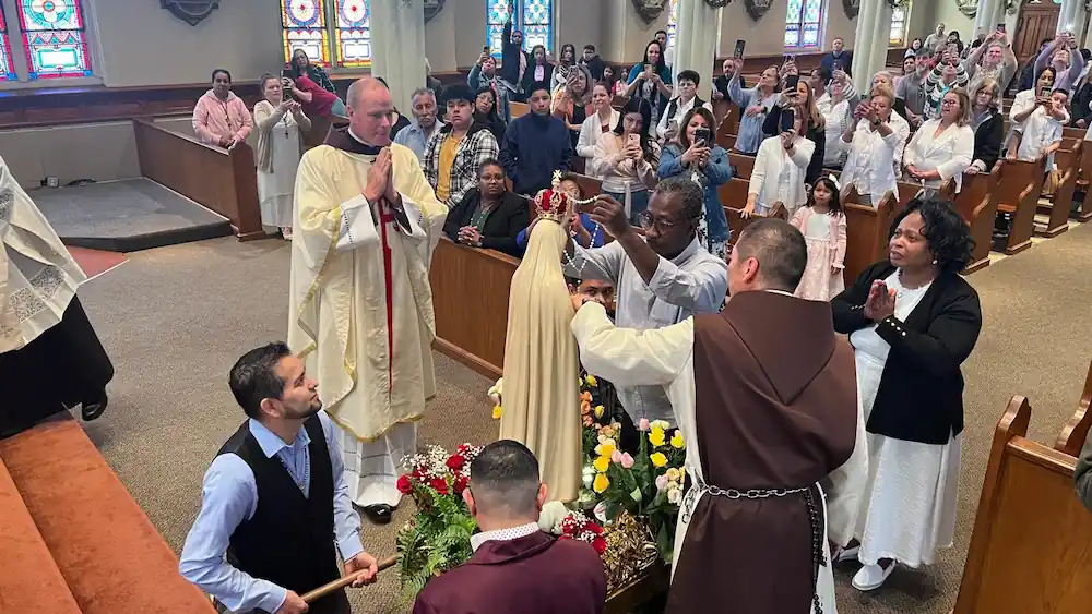 Crowning of the Pilgrim Statue of Our Lady of Fatima by the Heralds of the Gospel with the Consecration to Mary.