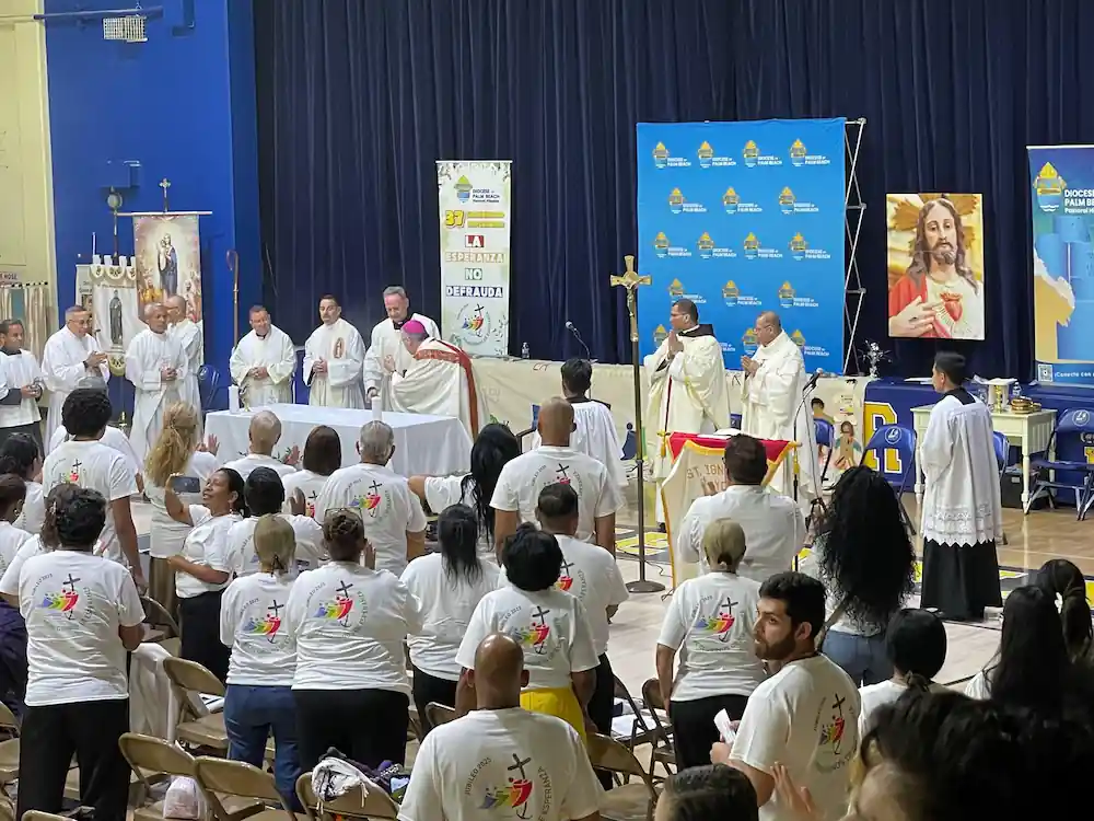 Santa Misa con el Obispo Barbarito en el Encuentro Diocesano de Pastoral Hispana en la Diocese of Palm Beach, con el Padre Joaquín de los Heraldos del Evangelio.