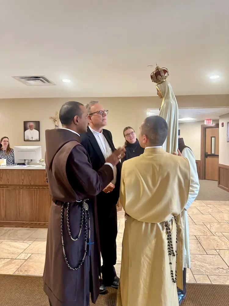 Robert Bishop Barron appreciating the Pilgrim Statue of the Heralds of the Gospel