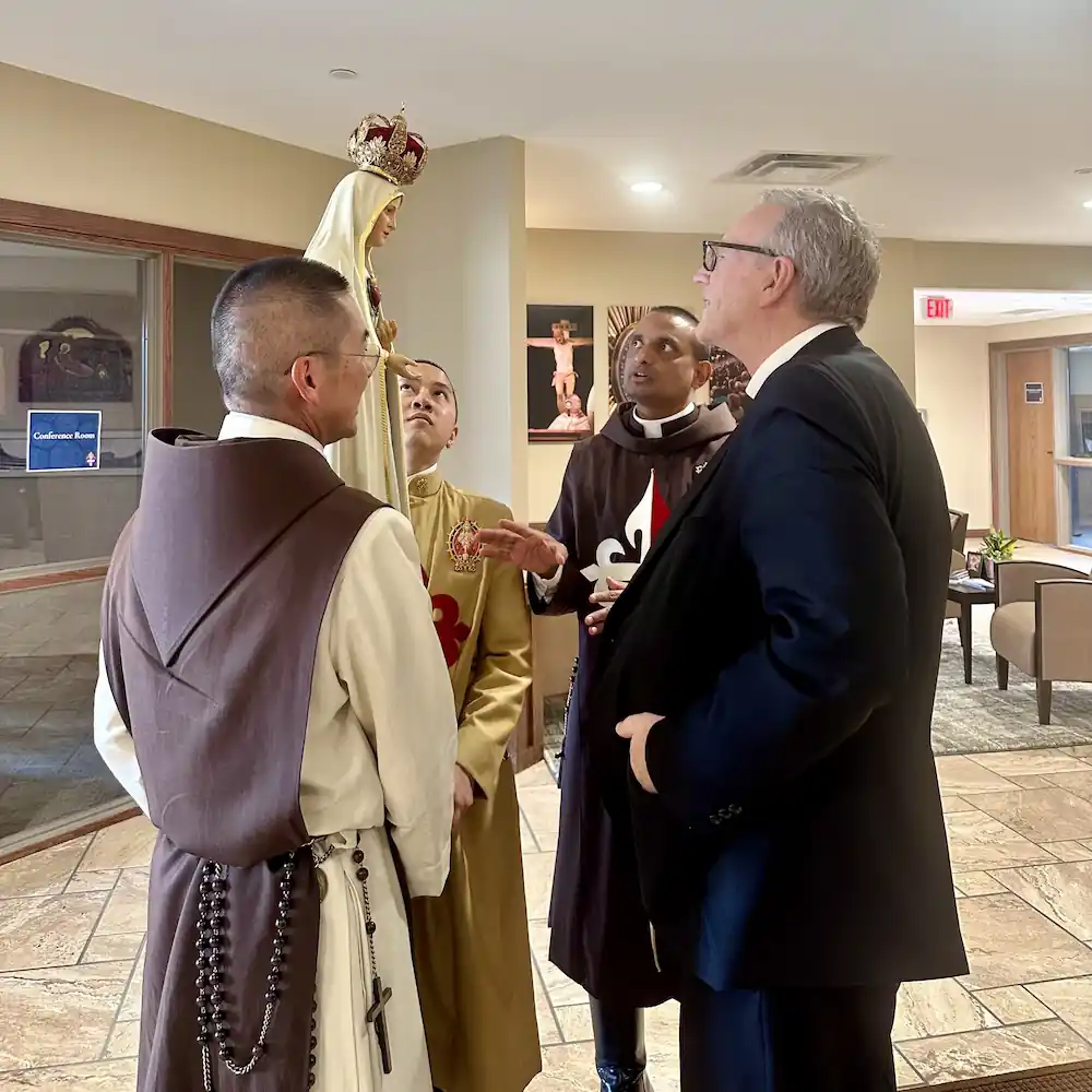 Robert Bishop Barron learning about the Pilgrim Statue of the Heralds of the Gospel