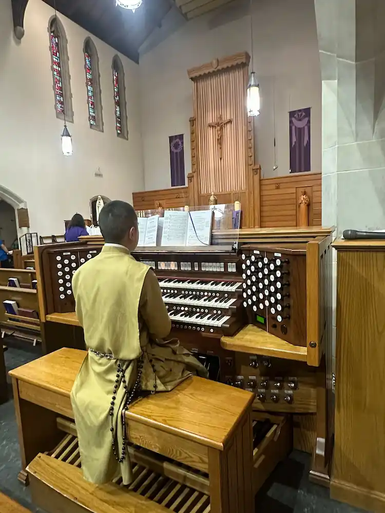 Missionary Brother of the Heralds of the Gospel playing the Organ at the Parish Mission.