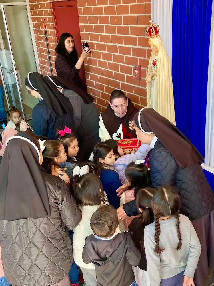 Crowning of the Pilgrim Statue by the children at the Santa Clara Nursery- Heralds of the Gospel