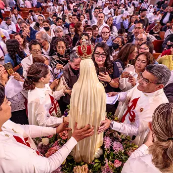 Heralds of the Gospel at a Parish Mission with the Pilgrim Statue