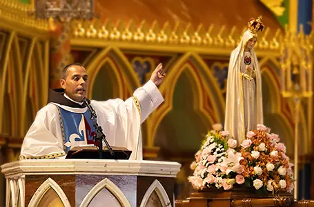 Priest of the Heralds of the Gospel preaching in a First Saturday Devotion