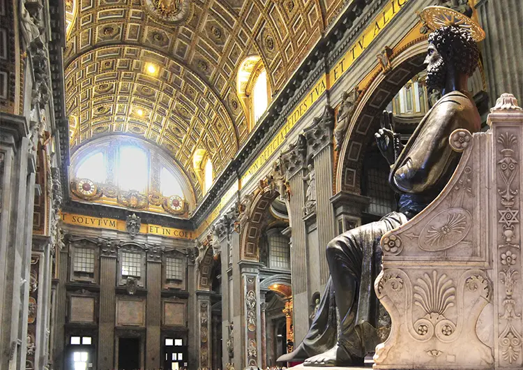 Basilica de San Pedro Vaticano con la estatua del Pescador