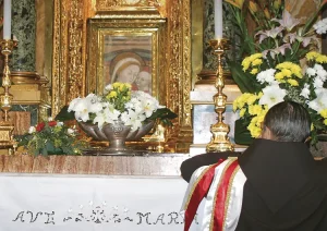 El fundador de los Heraldos en el santuario de Genazzano en marzo de