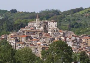 Genazzano un pequeno pueblo situado en una colina del Lacio alberga un sencillo fresco de la Santisima Virgen cuya historia se pierde en las brumas del tiempo Vista de Genazzano Italia