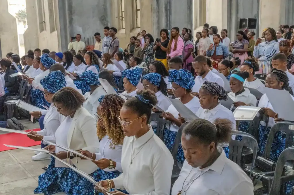 Faithful praying the consecration to Mary