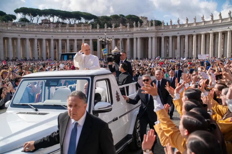 Heralds of the Gospel greeting Pope Leo XIV