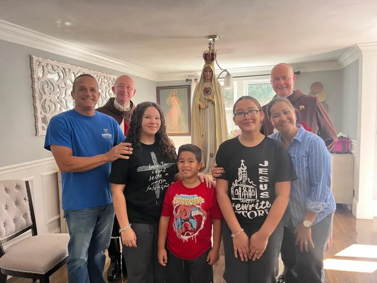 Visit at a home with the Pilgrim Statue during the Mission