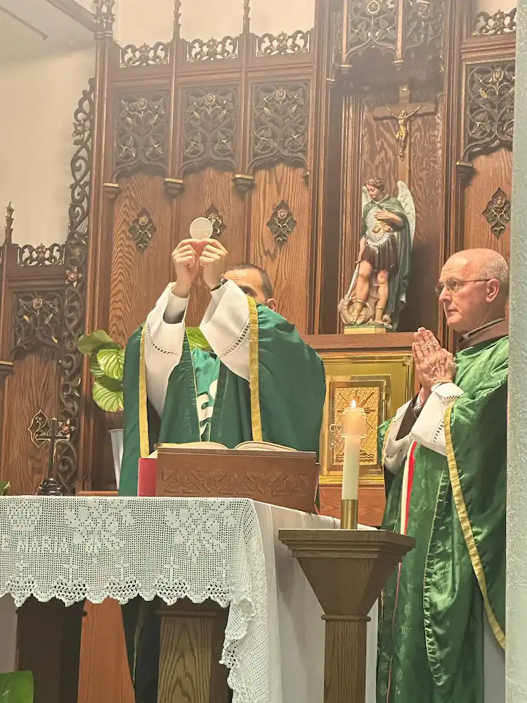 Holy Mass in Portuguese by the Heralds.