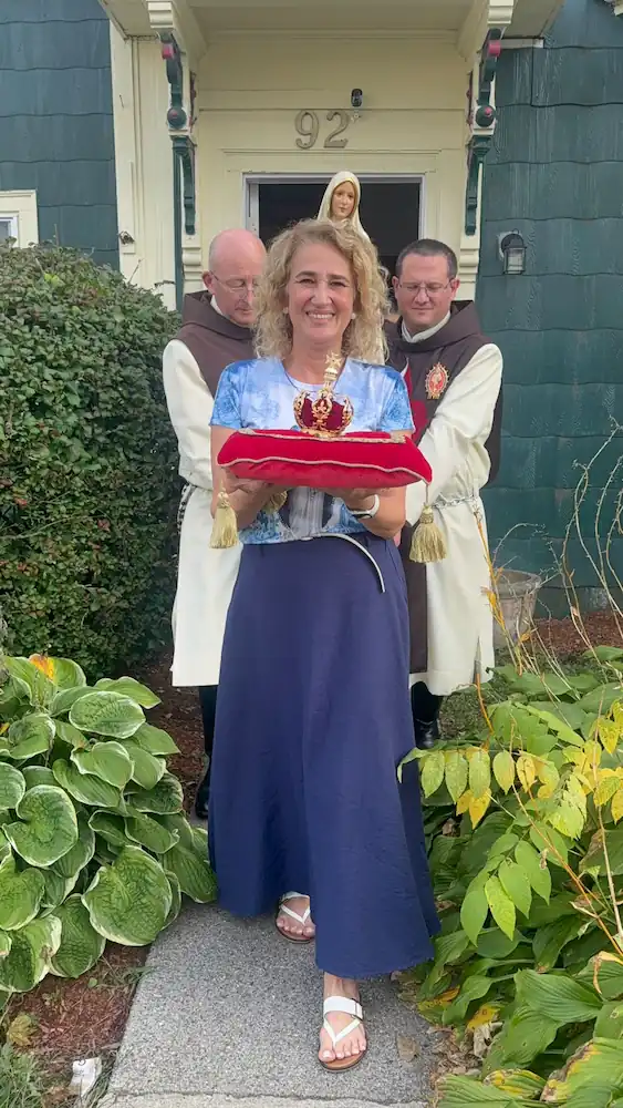 Pilgrim Statue leaving a home.