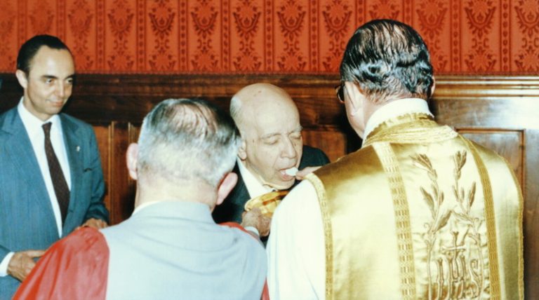 R222 Dr.Plinio comungando