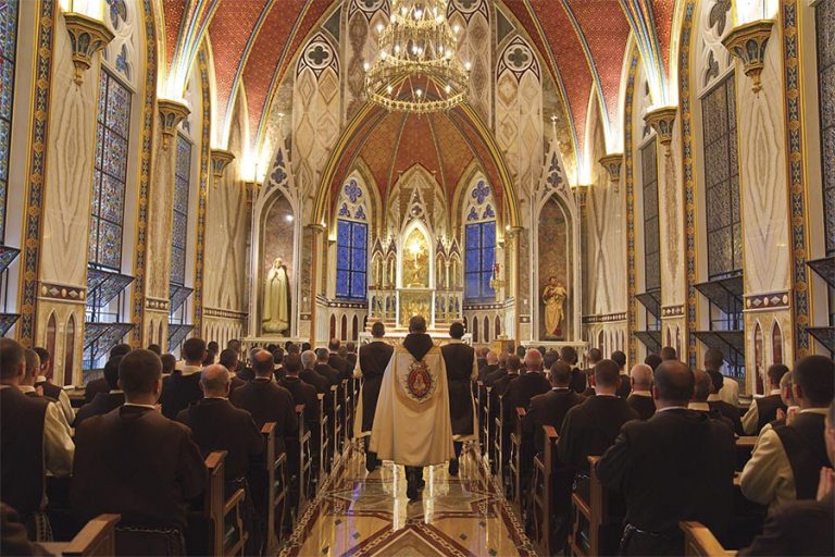 Aspectos do cerimonial que precede o jantar na Casa Lumen Prophetæ: início da Bênção Eucarística Foto: Amish Coelho