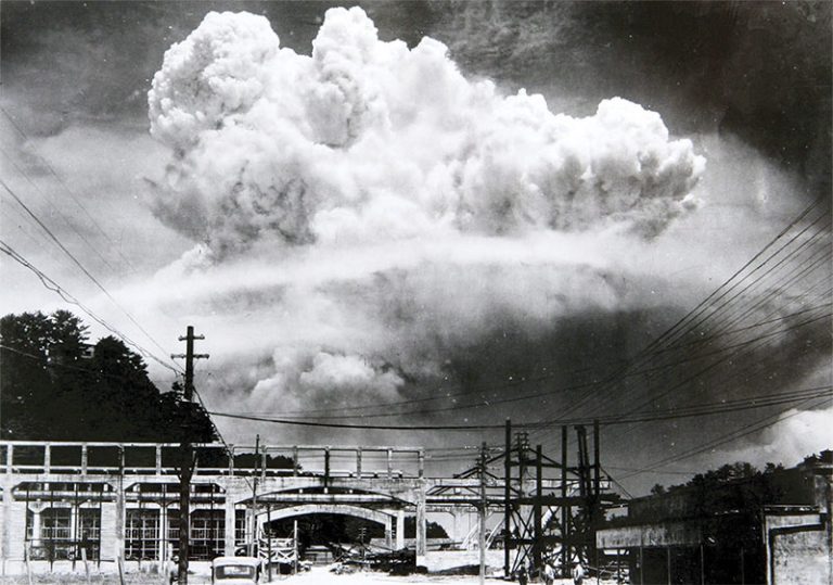 A nuvem produzida pela bomba atômica paira sobre Nagasaki Foto: Hiromichi Matsuda