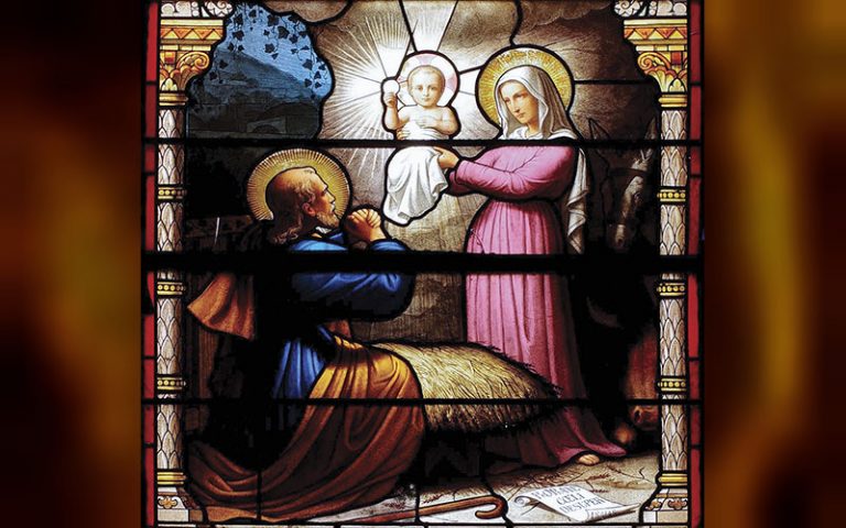 São José se prostra ante o Menino Jesus recém nascido Igreja Saint Sauveur, Plancoët (França) Foto: Emeltet (CC by sa 4.0)