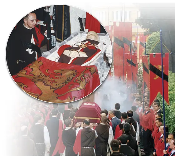 Msgr. João beside Dr. Plinio’s coffin