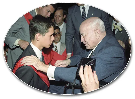 Dr. Plinio greeting one of his sons on January 31, 1993