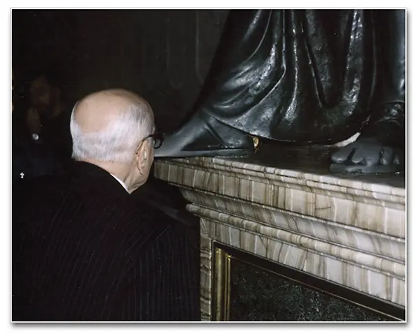 Dr. Plinio venerates the statue of the Fisherman